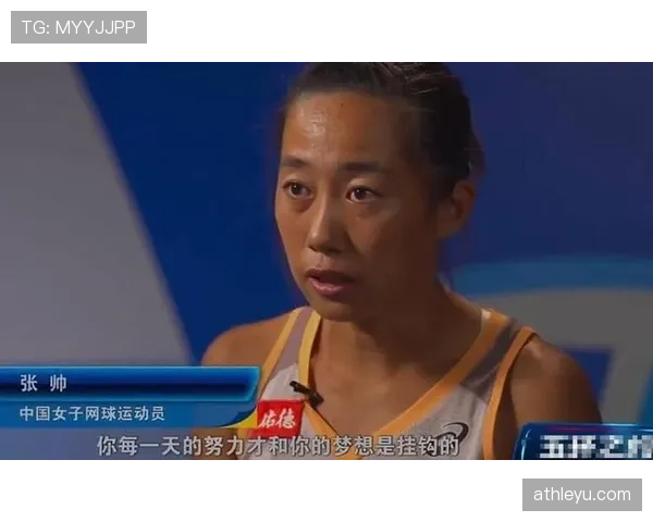张帅训练完直接拎包去秀场，这姐是把网球当副业吧